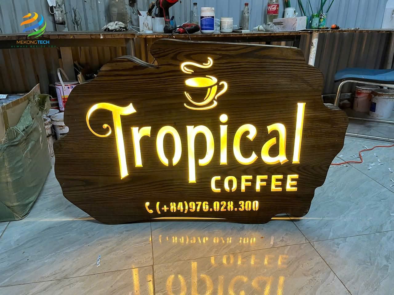 Bảng Hiệu Gỗ Đèn LED: Sự Kết Hợp Giữa Nghệ Thuật và Ánh Sáng